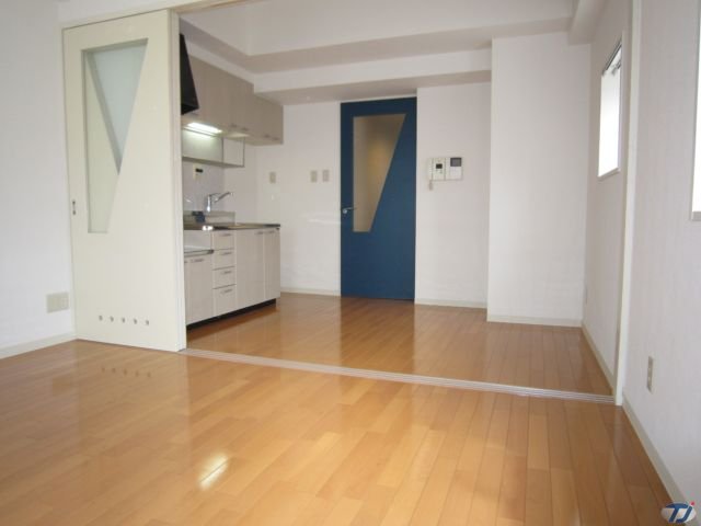 居室・リビング　同物件別室