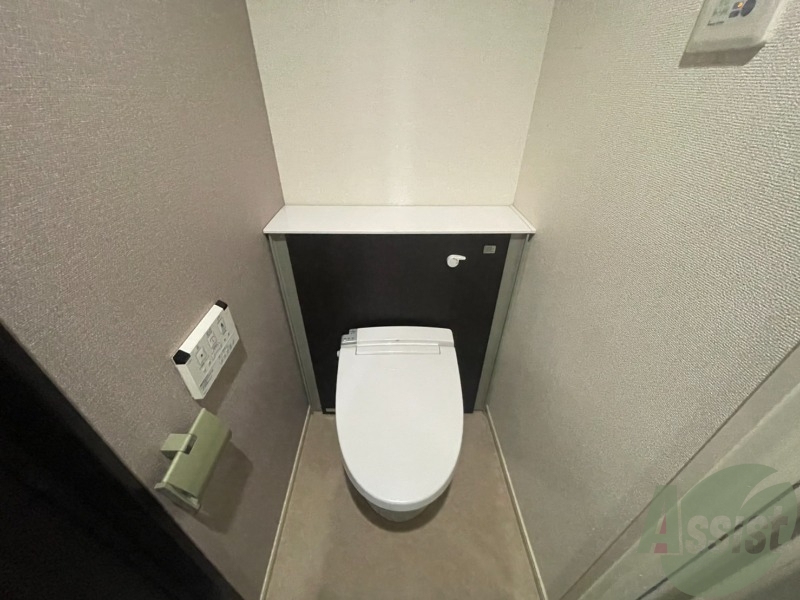 トイレ　温水洗浄便座なので快適に使用できそうですね。