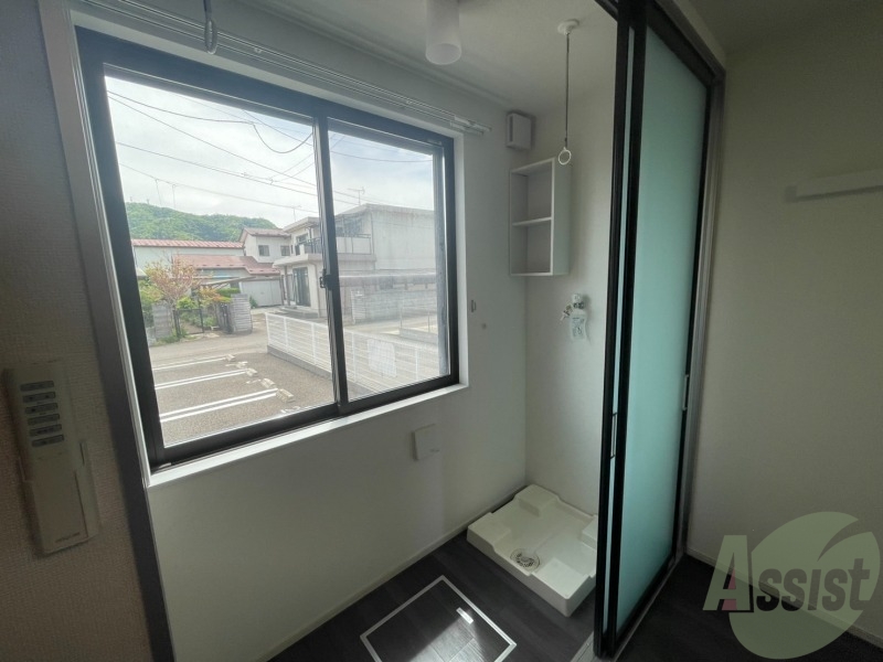 バルコニー　バルコニーはありませんがサンルームがありますので洗濯物も楽！