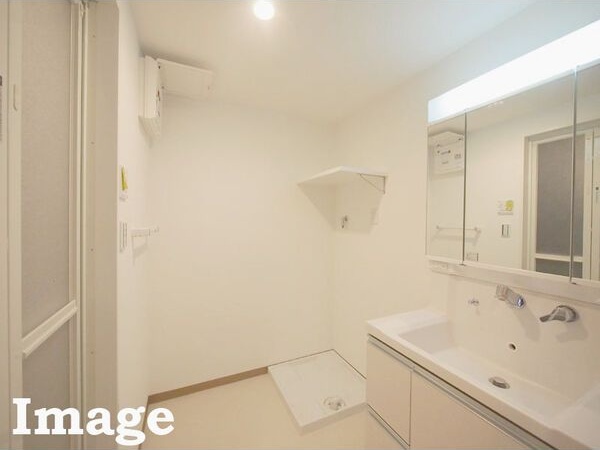 洗面設備　スペースが確保できる洗面所です