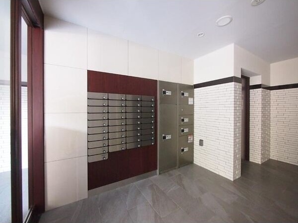 エントランス　ポスト・宅配ボックス完備