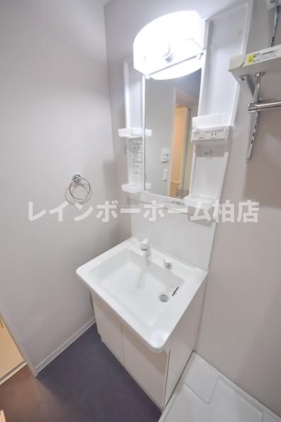 洗面設備　明るい洗面所です