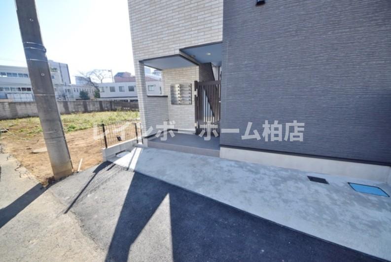 エントランス　落ち着いたエントランスです