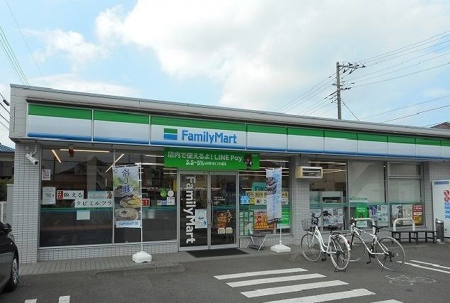 コンビニ　ファミリーマート（コンビニ）まで450m