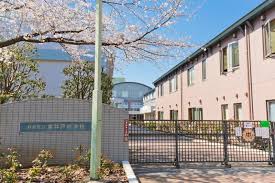 中学校　杉並区立高井戸中学校（中学校）まで659m