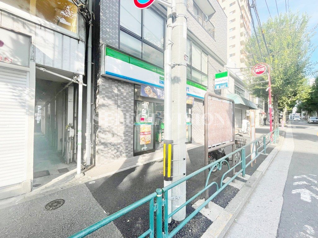 コンビニ　ファミリーマート新宿神楽坂駅前店（コンビニ）まで50m