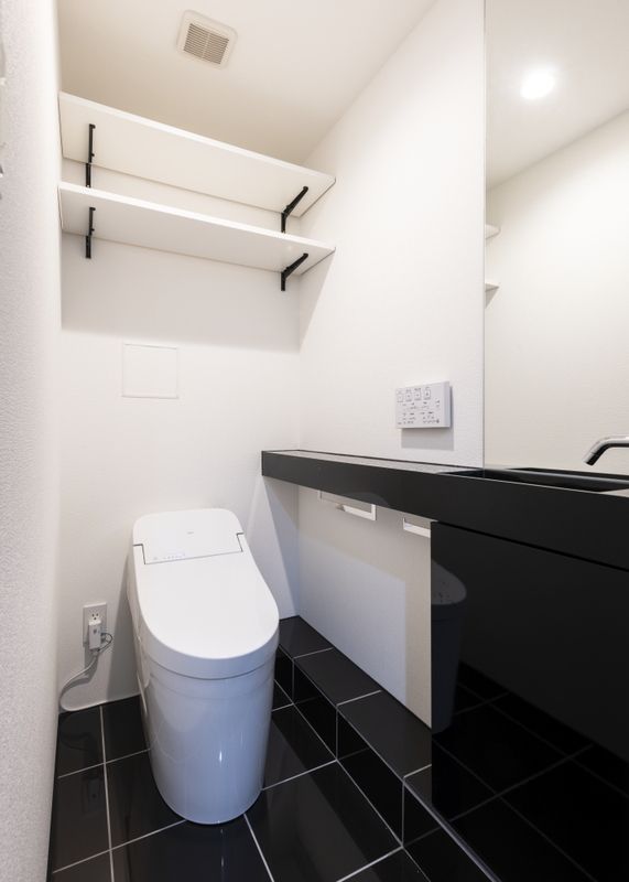トイレ　落ち着いた色調のトイレです