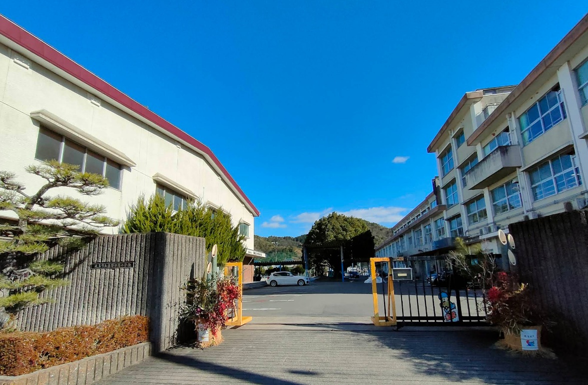 小学校　岐阜市立岩野田北小学校（小学校）まで848m