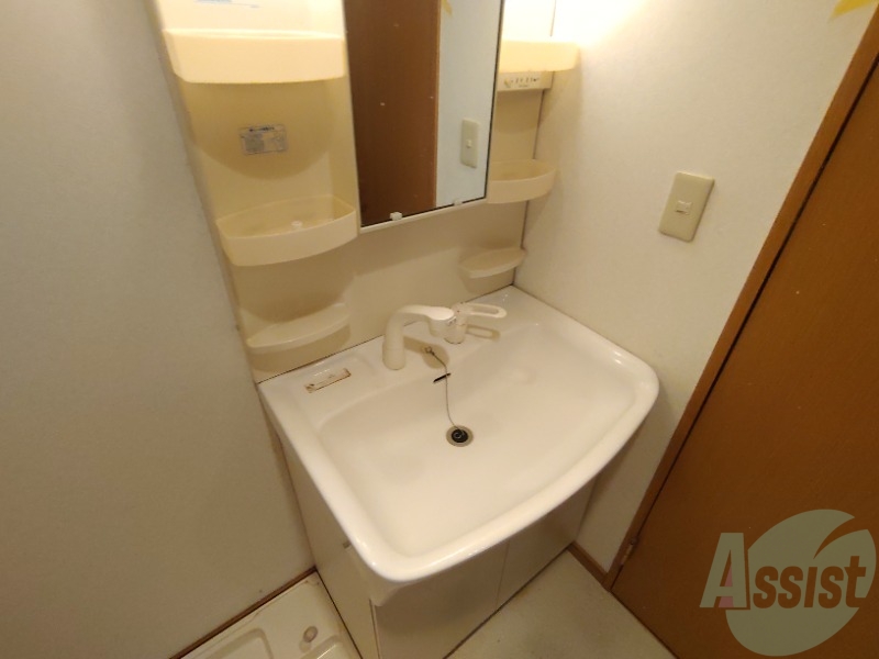 洗面設備　シャンプーもできる独立洗面台です。お出かけの準備も快適ですね