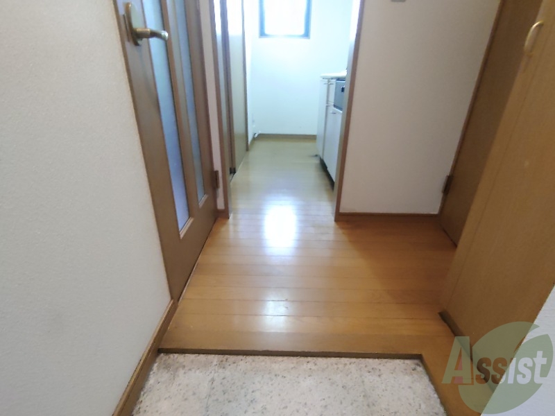 玄関　こちらは玄関になります。段差が低いので、行き来が楽ですね。