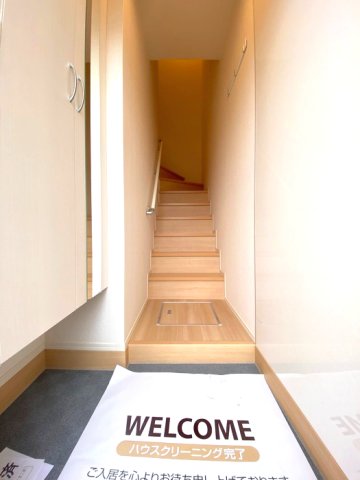 玄関　※同タイプの部屋写真です