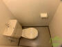 トイレ　こちらはトイレです。清潔感があり、安心して使用できます。