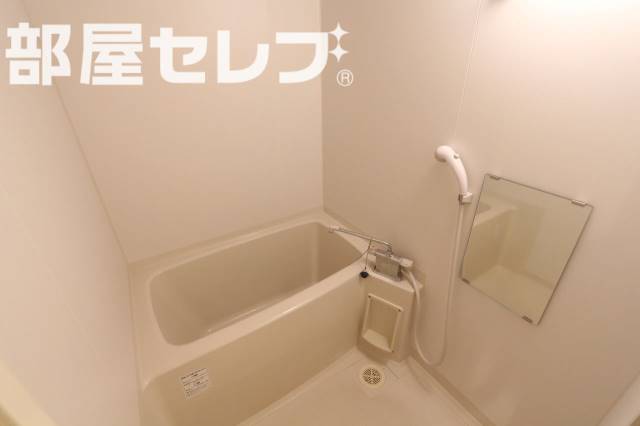 バス・シャワールーム　２０１号室の写真になります。