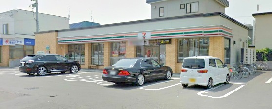コンビニ　セブンイレブン札幌北郷3条4丁目店（コンビニ）まで208m