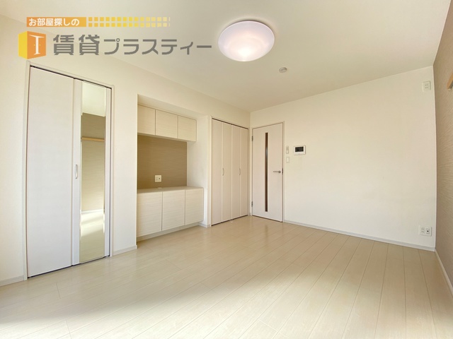 居室・リビング　白基調の真四角のお部屋
