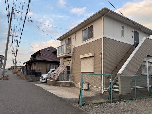 建物外観　上下階それぞれ一世帯となります。