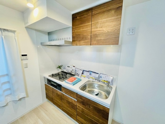 キッチン　同一建物内の別部屋の内装写真になります。（２０２号室）