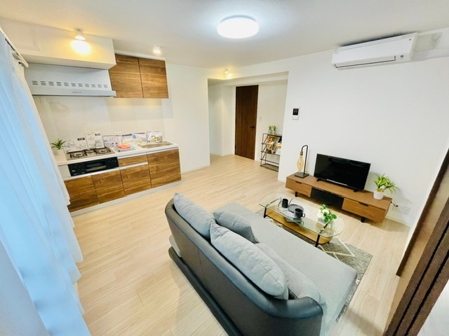 居室・リビング　同一建物内の別部屋の内装写真になります。（２０２号室）