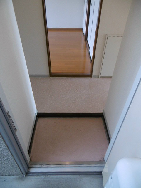 玄関　※写真は101号室（反転）です。ご参考下さい。
