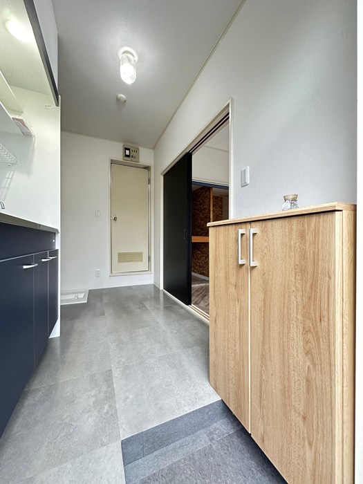 眺望　玄関から室内への景観です！キッチンの右手に洋室6帖のお部屋が