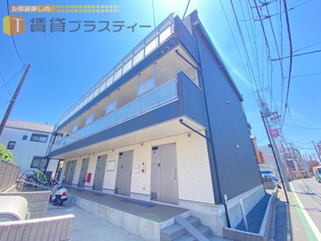 建物外観　のどかな街並みに良い意味で目立つシャープな外観