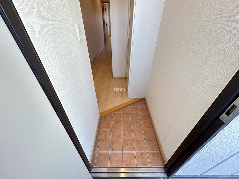 玄関　※別のお部屋の写真です。