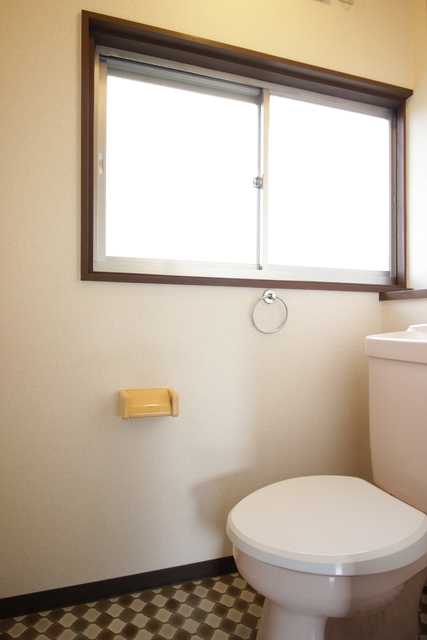 トイレ　トイレにも窓があり、換気もできます。