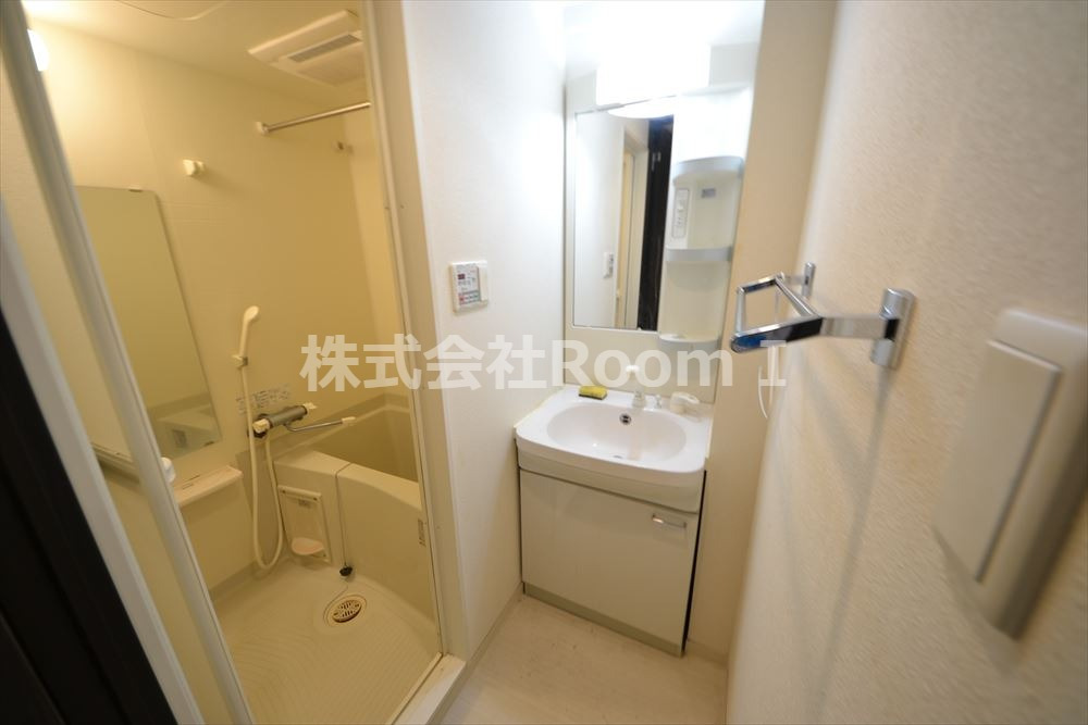 洗面設備　明るい洗面所です