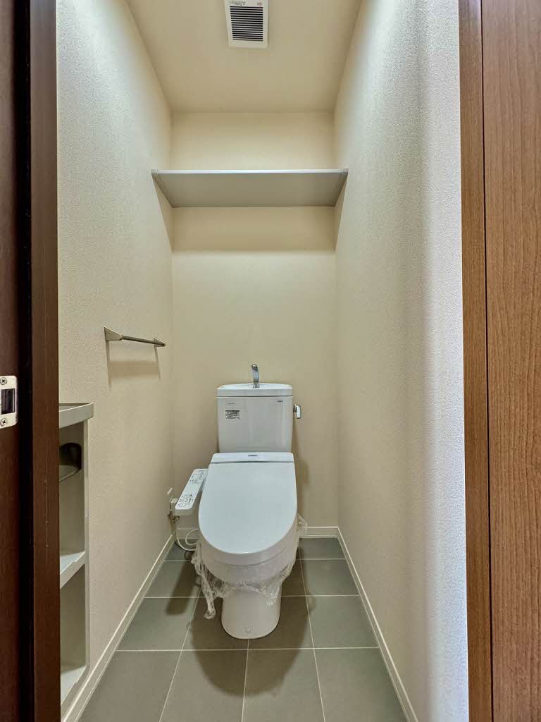 トイレ　※写真は同タイプのA202号室で、実際とは異なる場合がござい