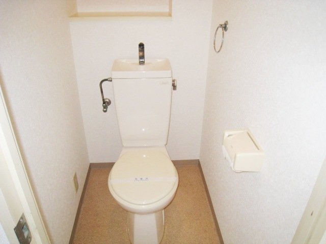 トイレ　同物件別号室の写真です。