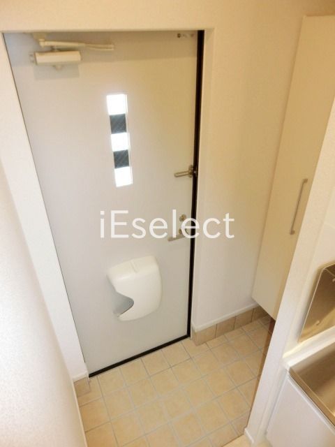 玄関　玄関にはトールタイプのシューズボックス。