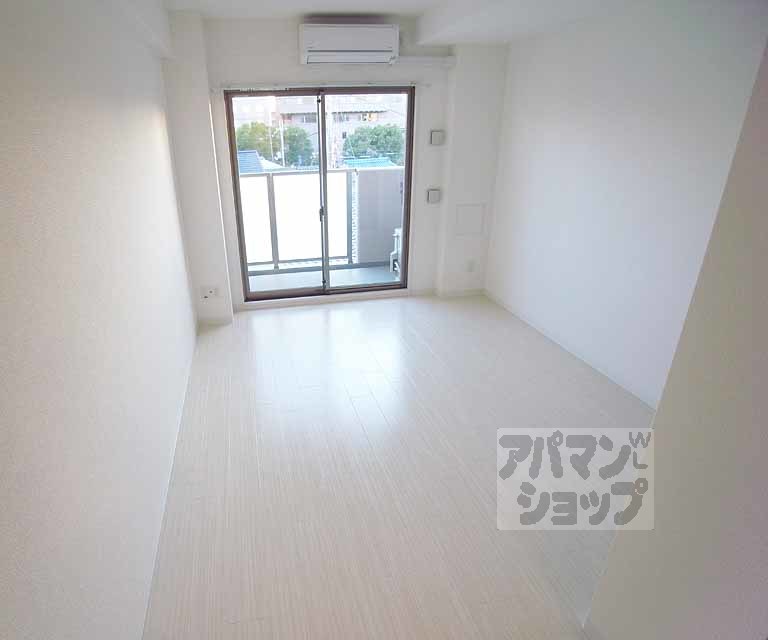 居室・リビング　白を基調とした素敵なお部屋です。
