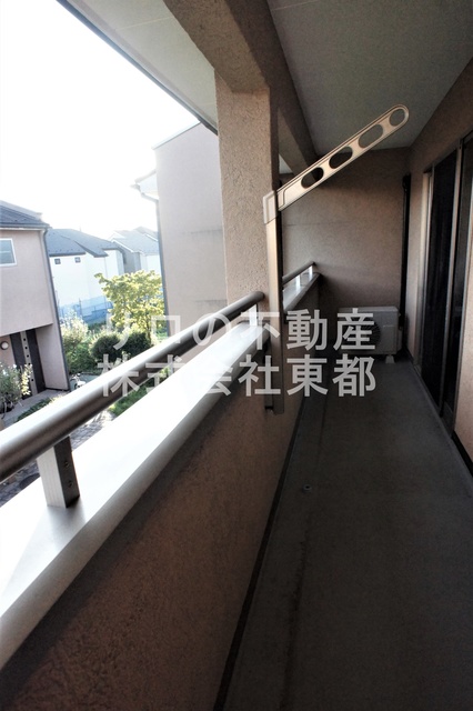 バルコニー　お天気のいい日は洗濯物も気持ちよく干せますね！