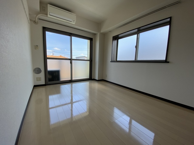 居室・リビング　風通しの良いお部屋です