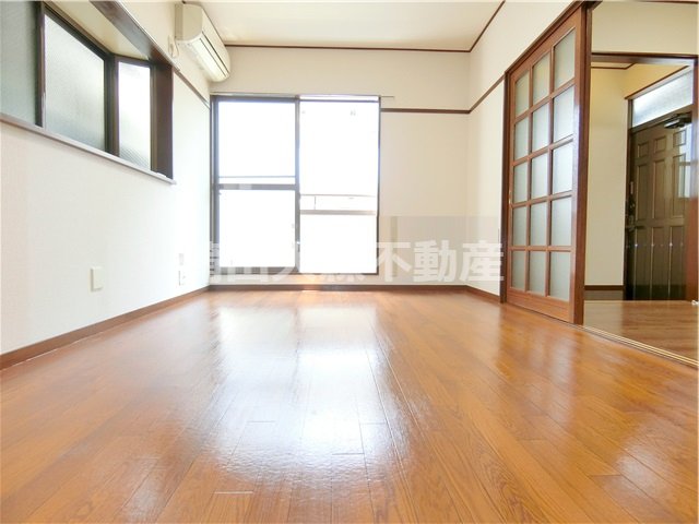 居室・リビング　南東角部屋　洋室6帖　収納たっぷり