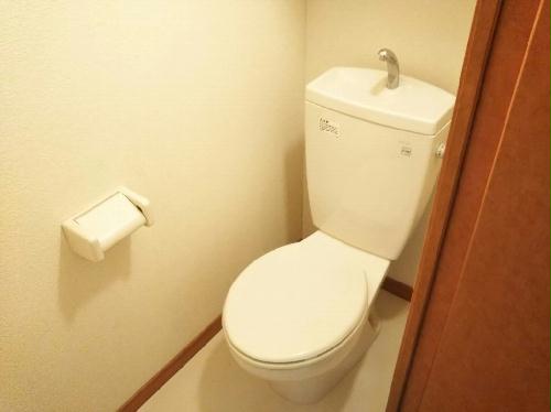 トイレ　同タイプの写真です。仕様が異なる場合があります。