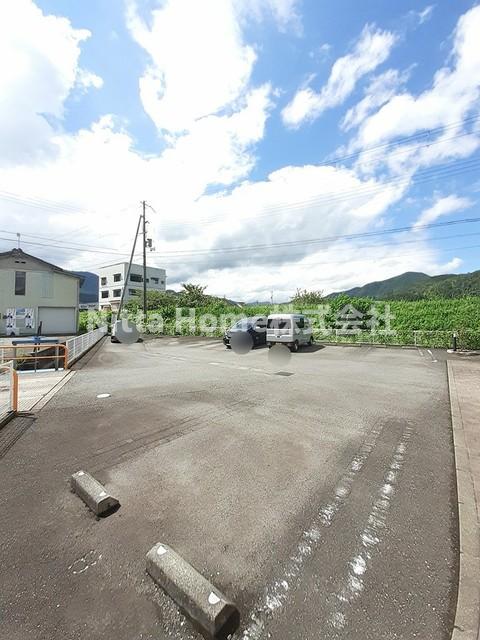 駐車場　敷地内に駐車場も完備！