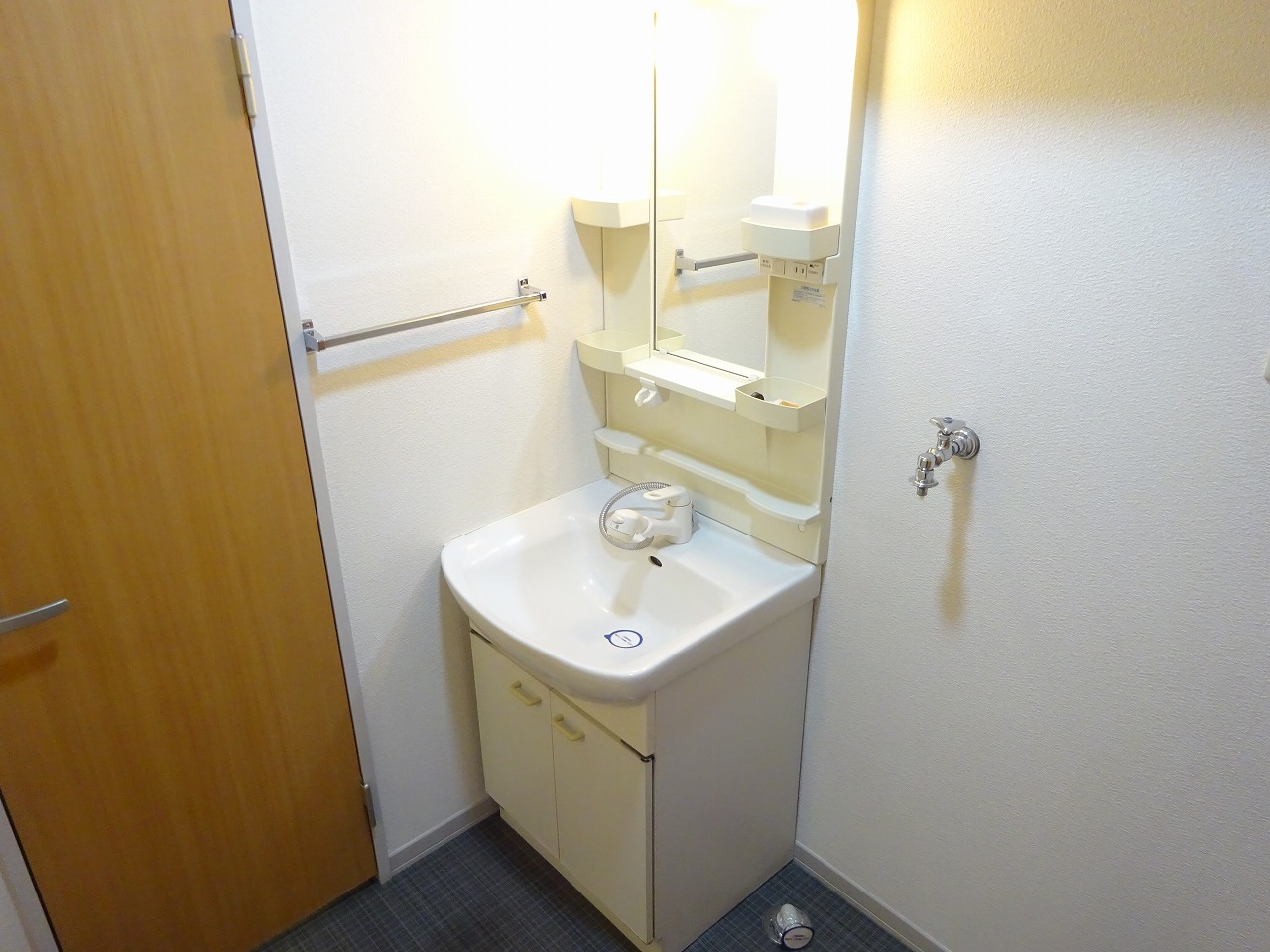 洗面設備　シャンプードレッサー付き♪洋服の手洗いに、お掃除に何かと便利