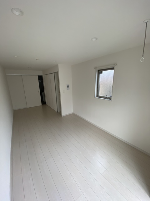 居室・リビング　白い床のお部屋で、きっと心も綺麗な人になれますね。