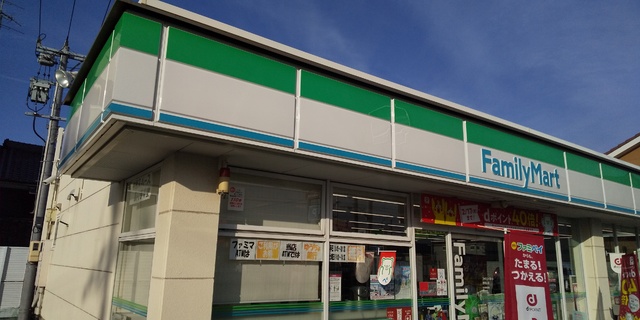 コンビニ　ファミリーマート　港明正店（コンビニ）まで750m