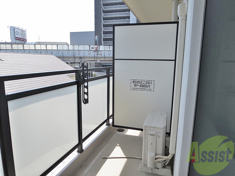 バルコニー　バルコニーの敷居がガラスなのでお部屋に光よく入りますね。