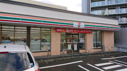 コンビニ　セブンイレブン札幌豊平2条8丁目店（コンビニ）まで304m
