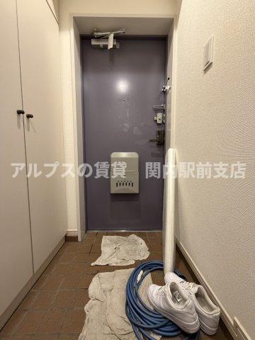 玄関　原状回復工事中