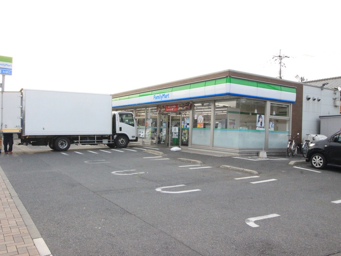 コンビニ　ファミリーマート八幡香月西店（コンビニ）まで631m