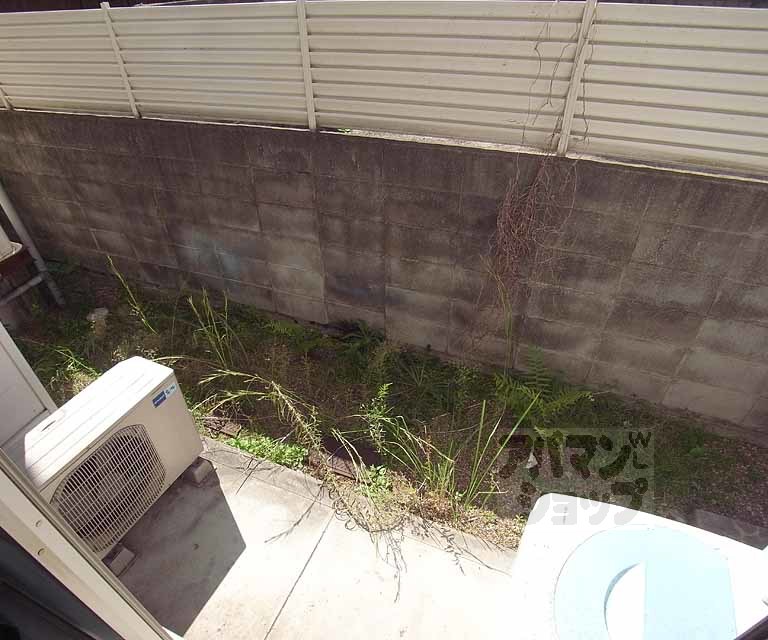 バルコニー　１階は庭。