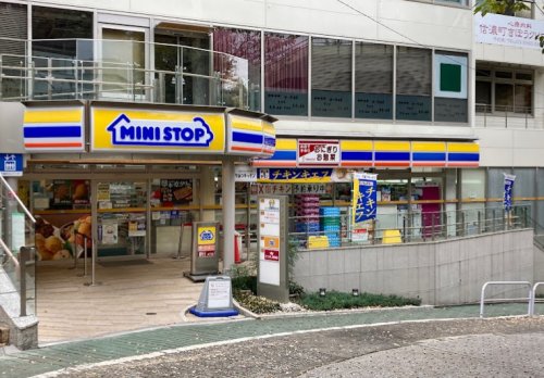 コンビニ　ミニストップ 信濃町駅南口店（コンビニ）まで806m