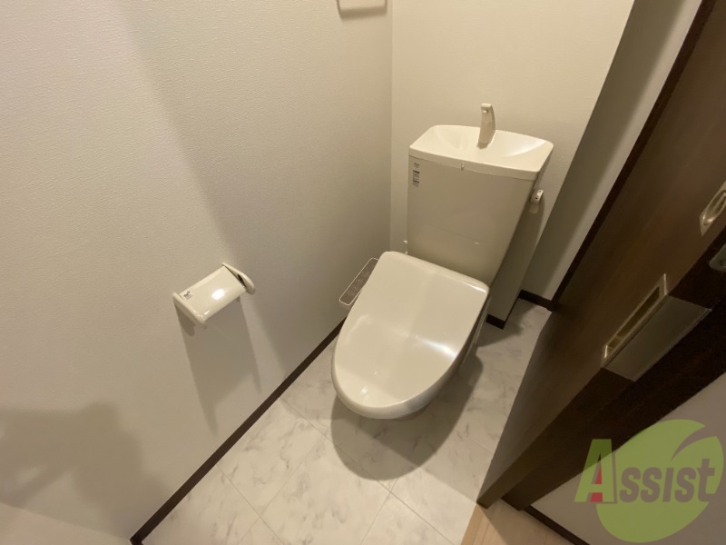 トイレ　温水洗浄付きのトイレになります。快適でいいですね。