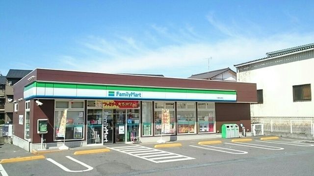 コンビニ　ファミリーマート（コンビニ）まで750m