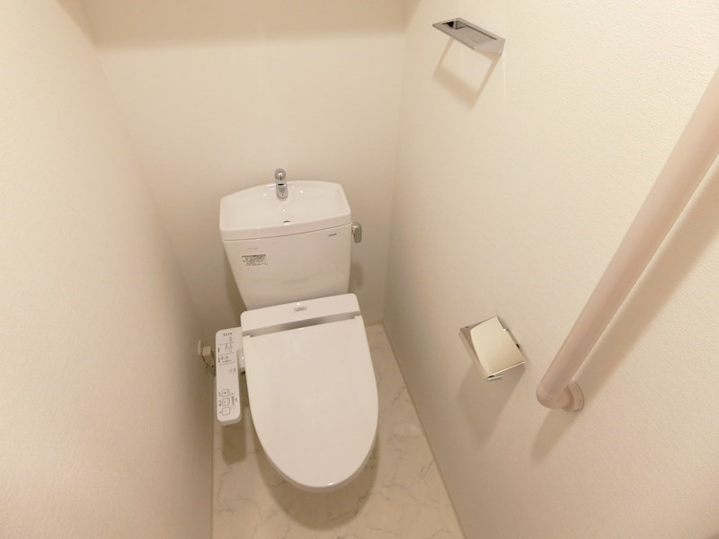 トイレ　個室のトイレは温水洗浄便座になります