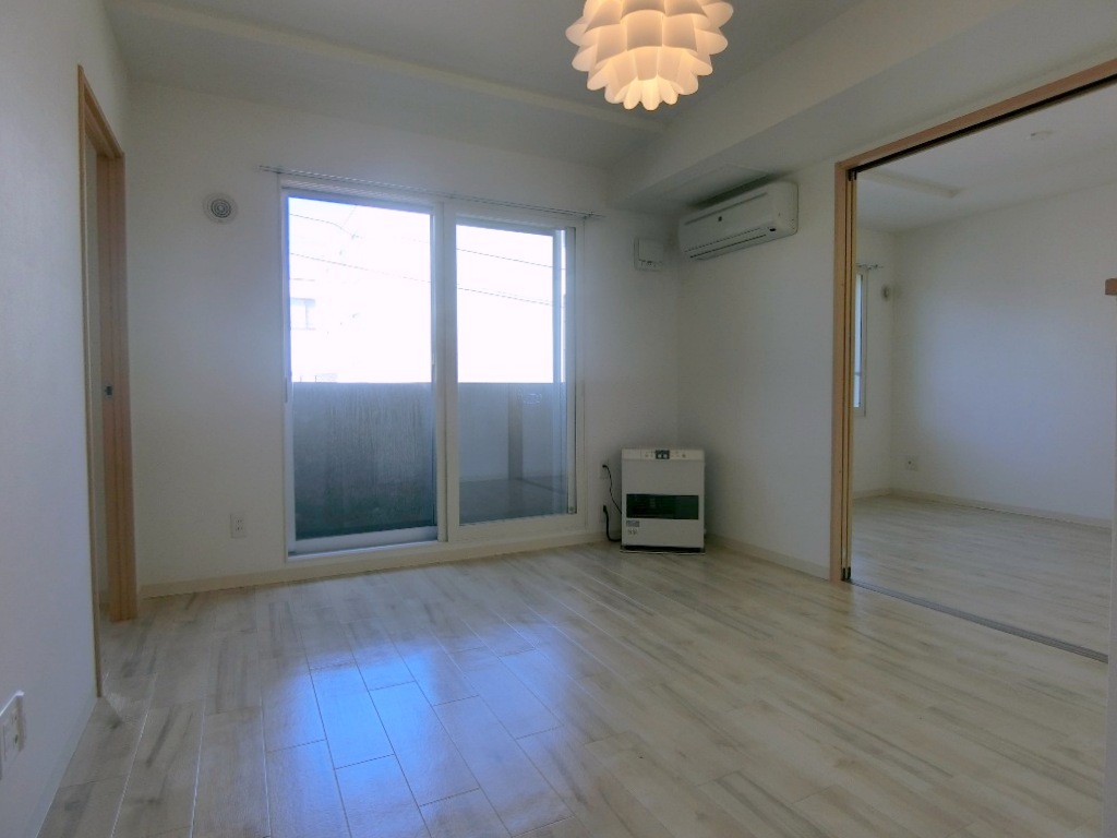 居室・リビング　☆白を基調としたキレイな内装のお部屋です。